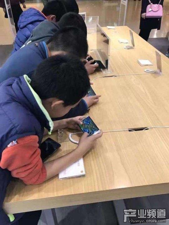 小学生到苹果店集体开黑打《王者荣耀》_产业